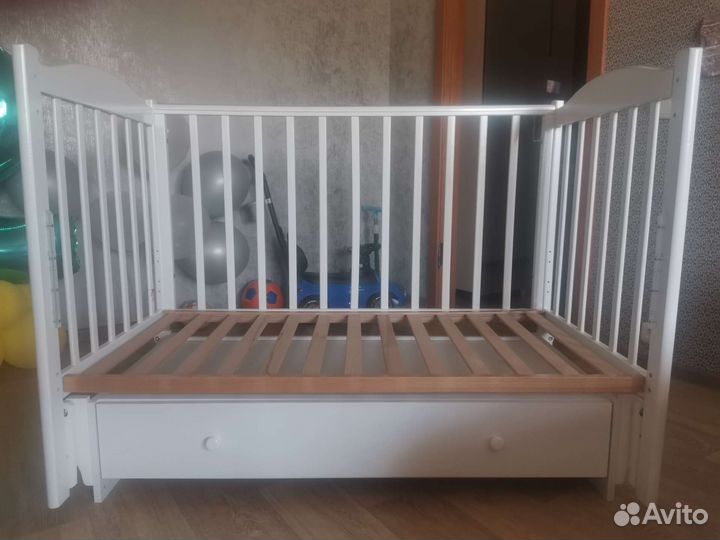 Детская кроватка с маятником белая