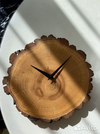 Часы из массива дерева дуб