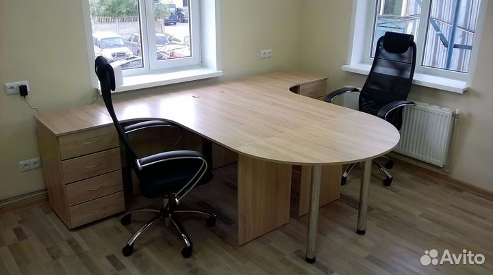 Рабочий стол у окна на заказ