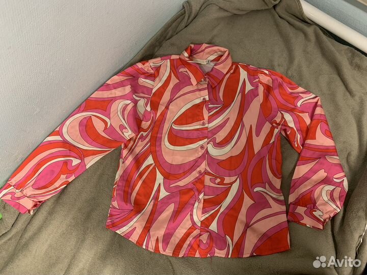 Яркая рубашка с принтом