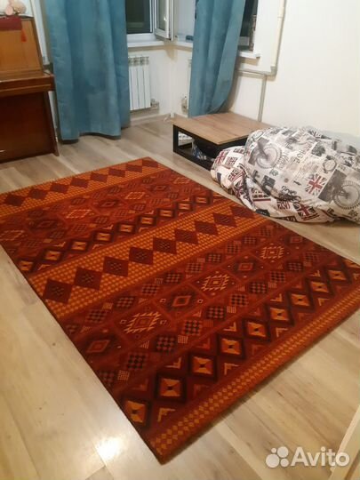 Красивый ковер б/у