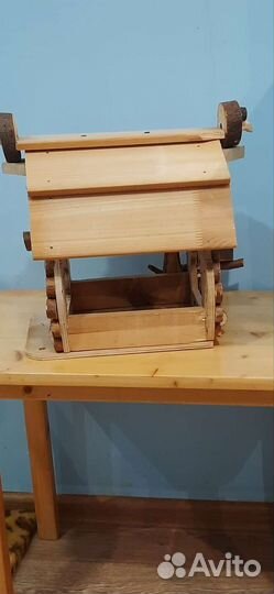 Кормушка для птиц из дерева