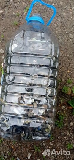 Банка с болтами