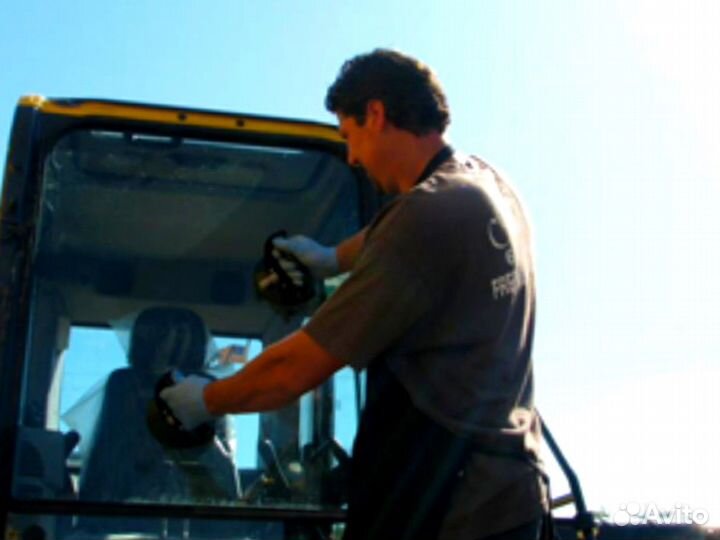 Стекло дверное нижнее правое Case