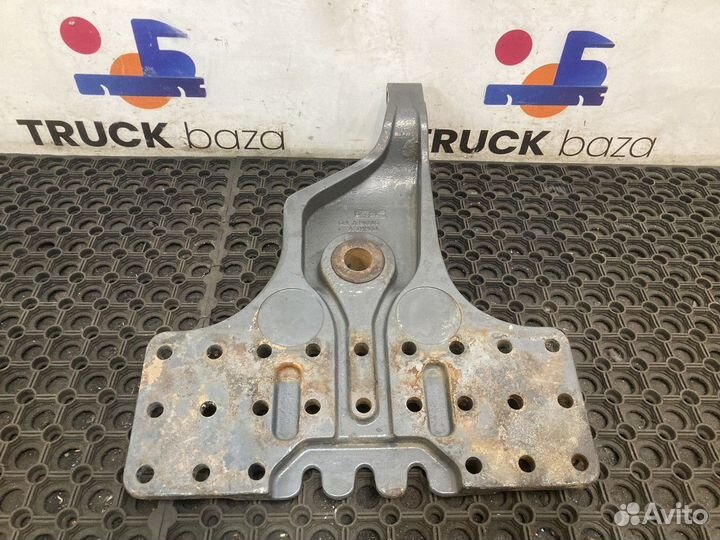 21272059 Кронштейн реактивной тяги правый Volvo FH