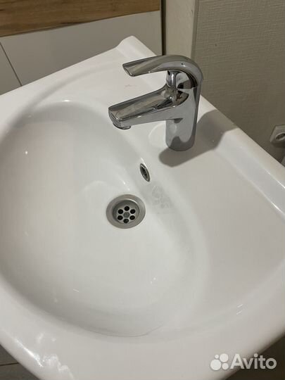 Тумба в ванну с раковиной и смесителем