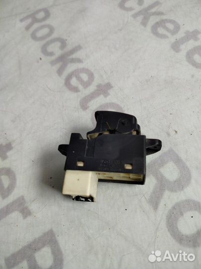 Кнопка стеклоподъемника задняя правая Hyundai