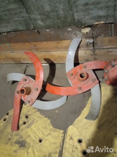 Редуктор и две фрезы