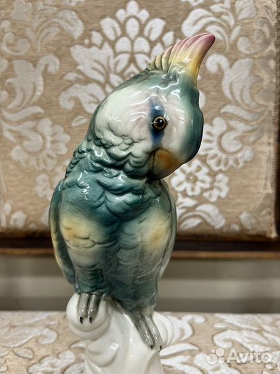 Фарфоровая статуэтка Попугай
