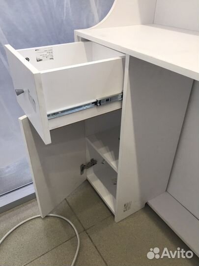 Ресепшен в стиле минимализм. Стойка для Магазина