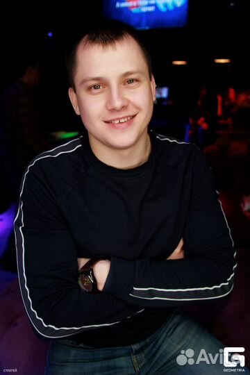 Диджей с аппаратурой