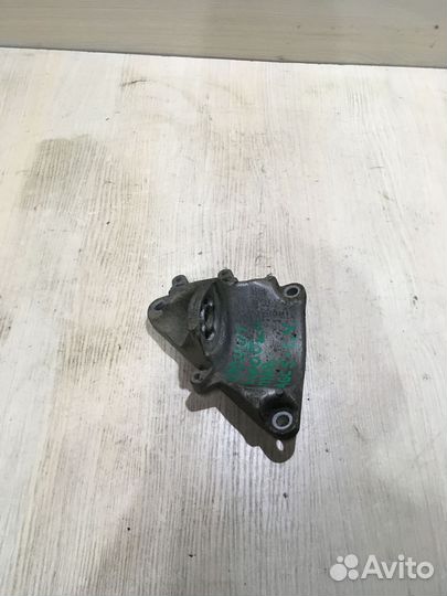 Кронштейн кпп правый пассат Б5 4B0399114C