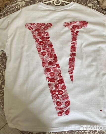 Футболка с рисунками и поцелуями