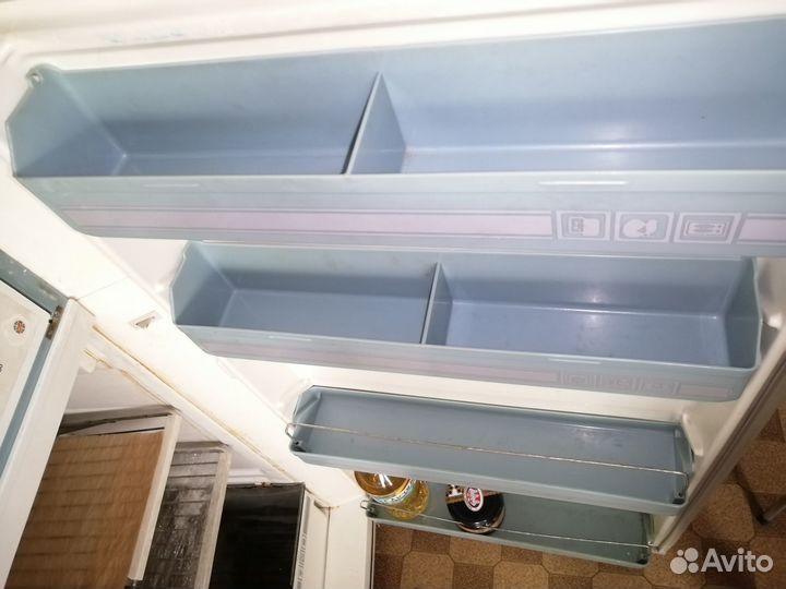 Холодильник 135 см 220 литров 150 Вт