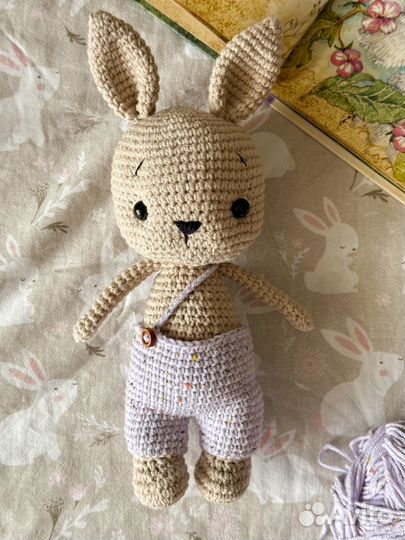 Подарок ручной работы вязаная игрушка зайчик