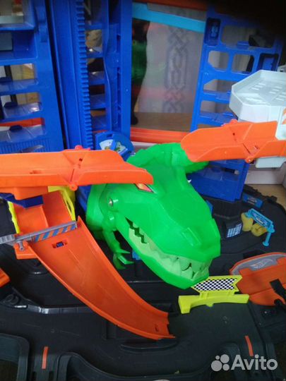 Большой гараж Hot wheels с динозавром