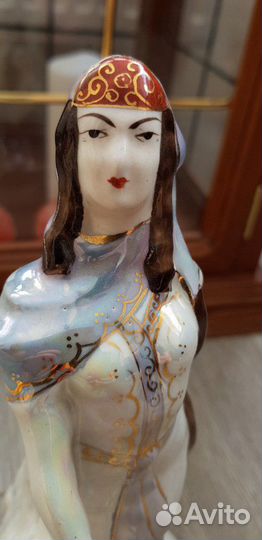 Фарфоровая статуэтка