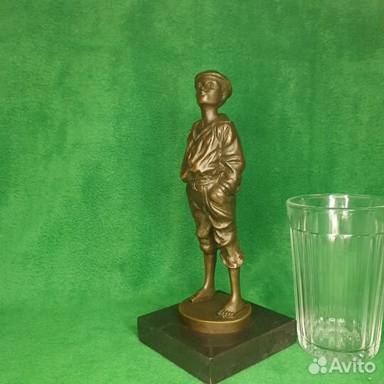 Скульптура из бронзы Мальчик свистящий юнга