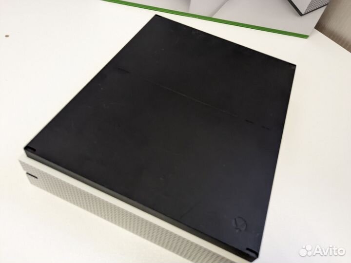 Xbox One s 500gb + игры. Комплект