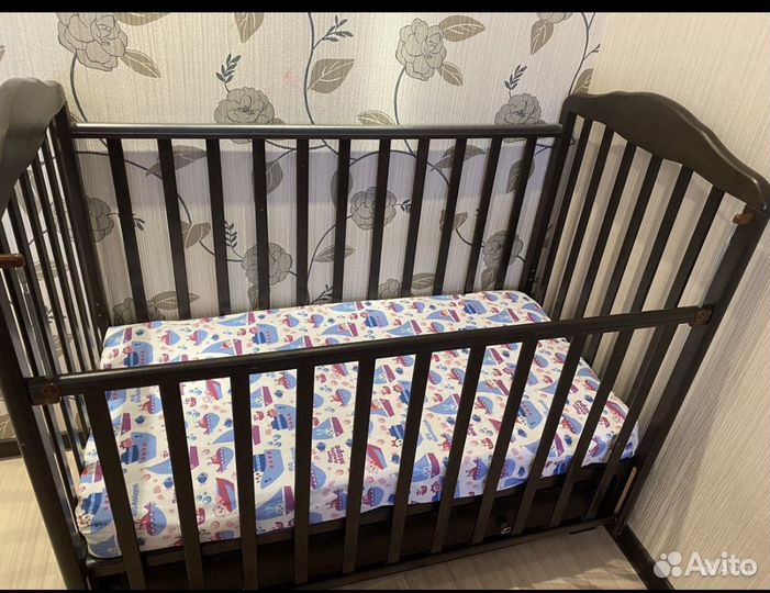 Детская кроватка с маятником