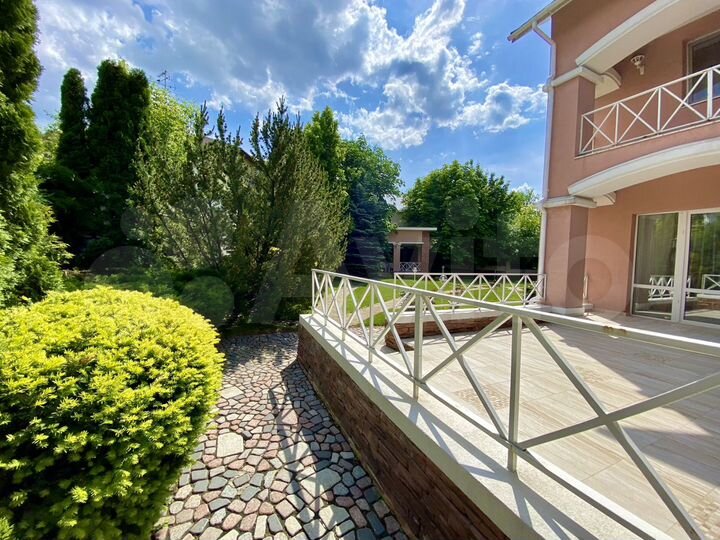 Дом 688 м² на участке 21 сот.