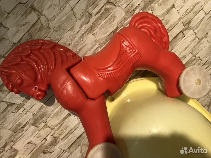 Конь-богатырь-лошадка красная на колесиках