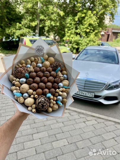 Букет из орехов