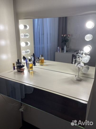 Гримерное зеркало, туалетный столик