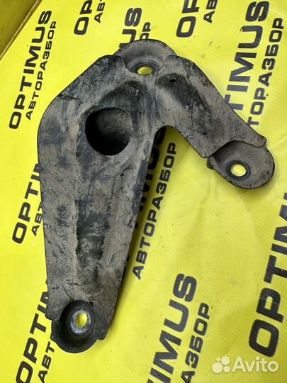 Кронштейн балки двс левый Toyota Voxy