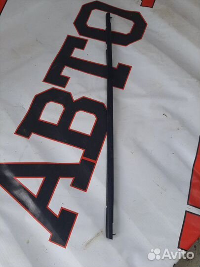 Молдинг стекла наружний задний левый Mazda Axela