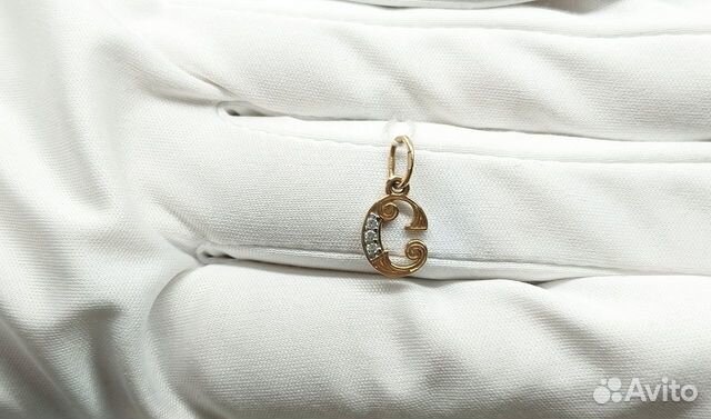 Золотая подвеска с камнем