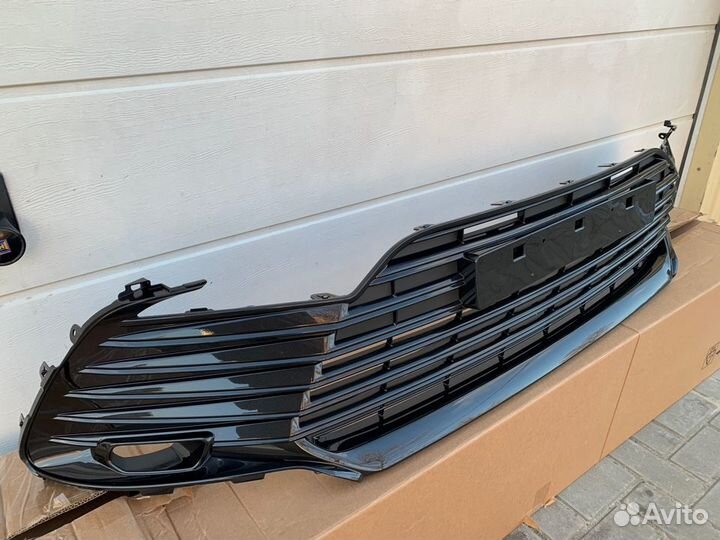 Решетка переднего бампера Toyota Camry V70 V75