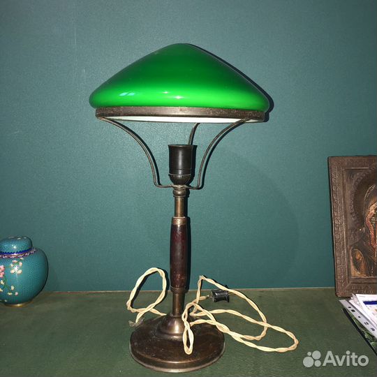 Лампа настольная с зеленым плафоном