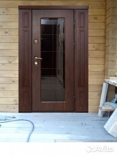 Дверь входная с ковкой и стеклом