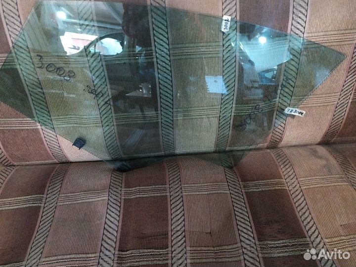 Peugeot 3008 стекло переднее левое
