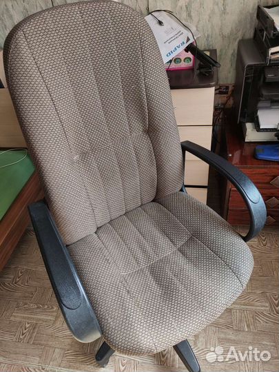 Компьютерное кресло и кухонный (садовый) стол