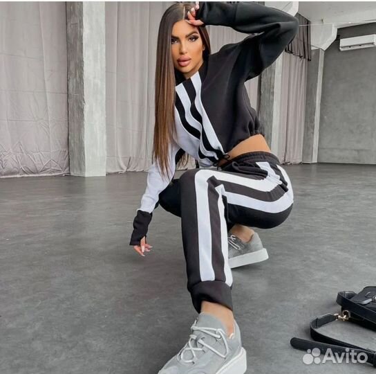Женский спортивный костюм
