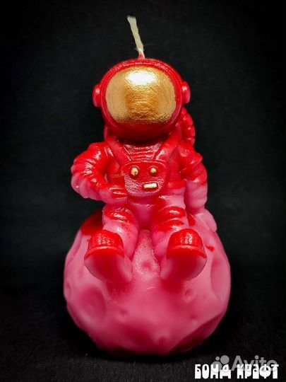 Космонавт на Луне свеча декоративная