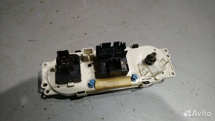 Блок управления печкой Mazda Tribute 2.0 YF 2001