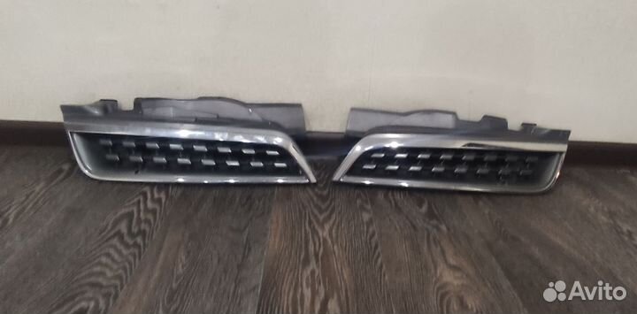 Решетка радиатора Ниссан Марч