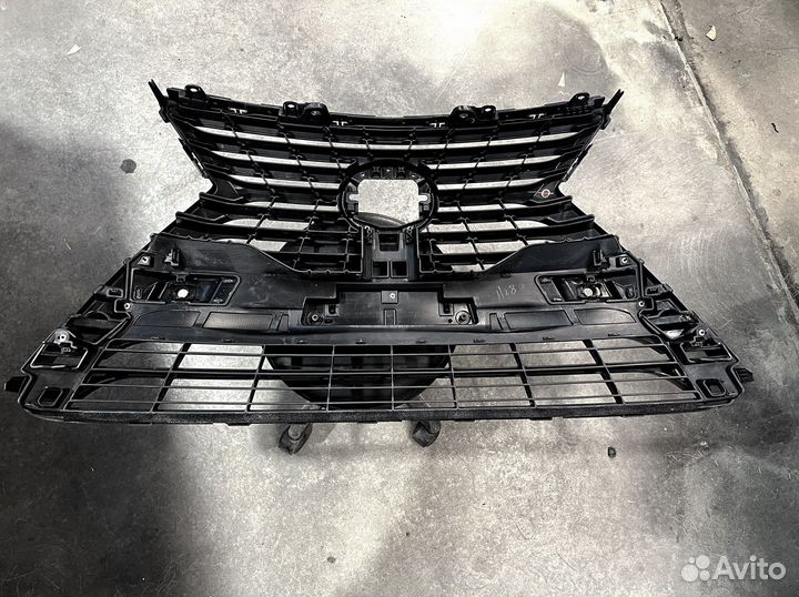 Решетка радиатора оригинал lexus nx300