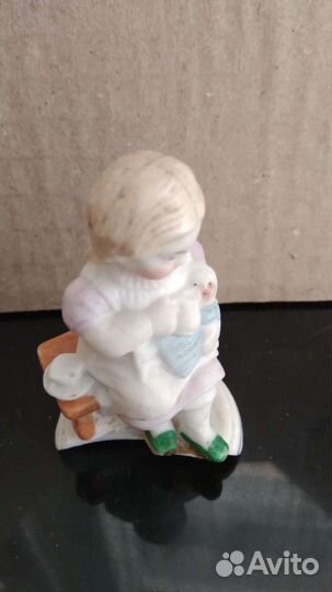 Девочка с куклой