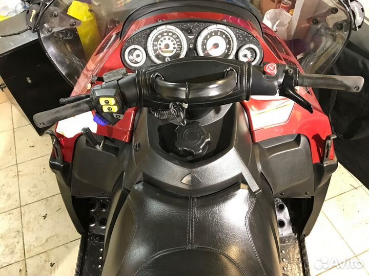 BRP Ski-Doo Expedition TUV V-800