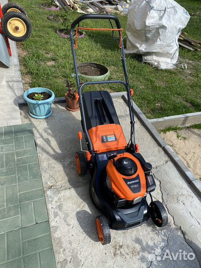Газонокосилка бензиновая