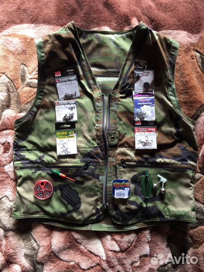 Жилетка 50 р. с рыболовными принадлежностями