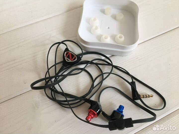 Проводные наушники
