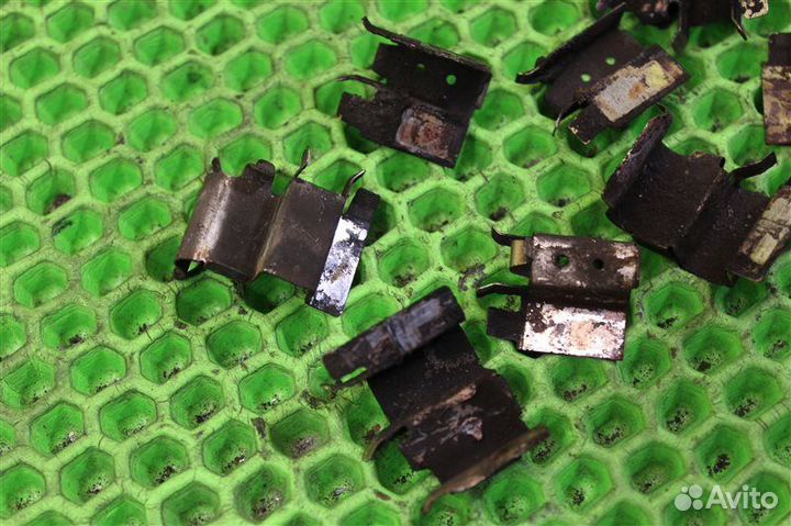 Прижимная пружина суппорта передняя Toyota Rav4