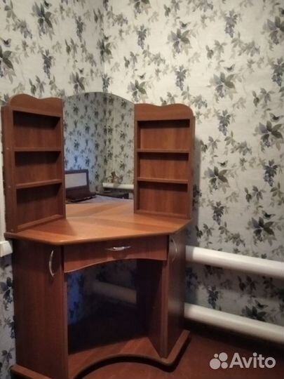 Туалетный столик с зеркалом