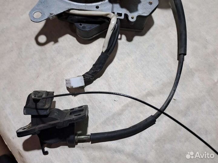Доводчик левой двери Mazda MPV