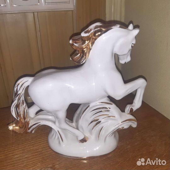Конь Златоглавый фарфоровая статуэтка лфз